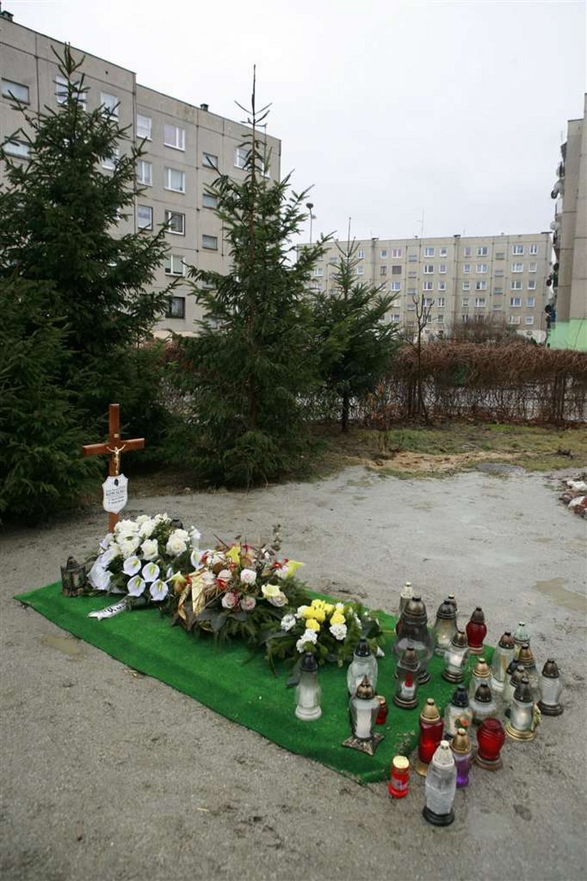 Ksiądz pochowany na parkingu