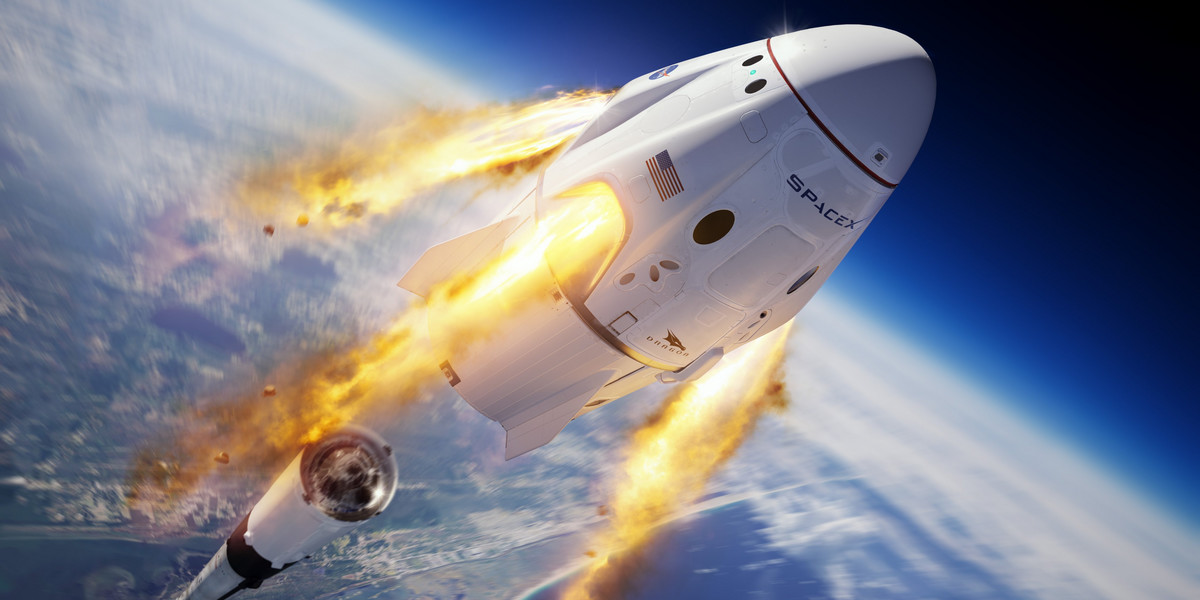 SpaceX szykuje się do pierwszej załogowej misji wysłania astronautów na Międzynarodową Stację Kosmiczną na pokładzie statku kosmicznego Dragon. Ostatni tak ważny test firma przeprowadziła w marcu 2019 r. - Dragon bez załogi dotarł do Stacji Kosmicznej, "zaparkował" przy niej, a potem bezpiecznie powrócił na Ziemię. Na zdjęciu: wizualizacja tego, co wydarzy się w niedzielę. 