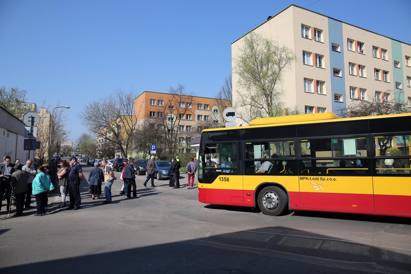 Zablokowali autobusy 85A i B. Chcą powrotu 57 i odblokowania ulicy Szklanej