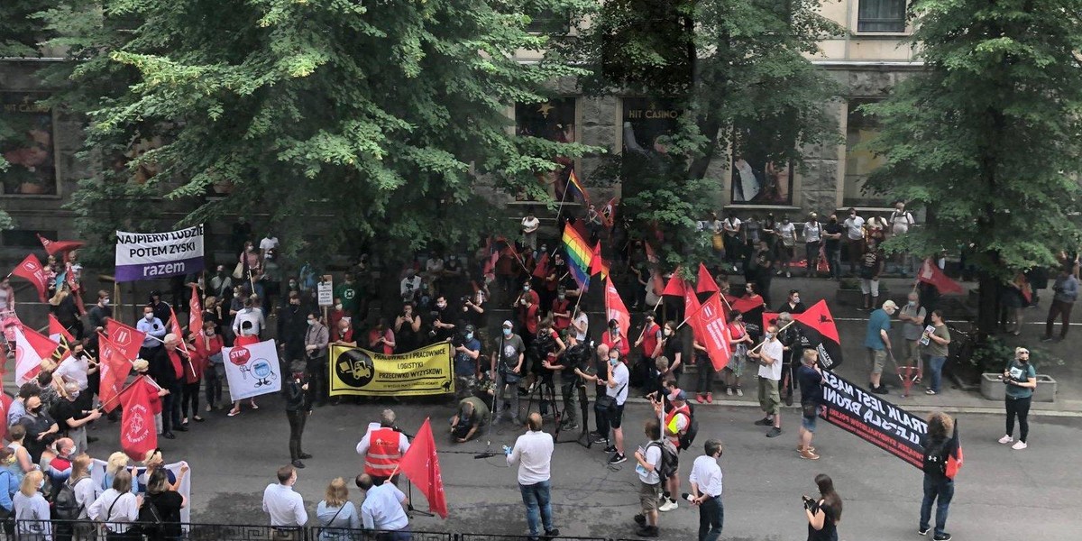 Protest związkowców z Poczty Polskiej i LOT-u. "Sasin musi odejść"