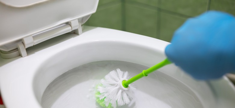 Wrzuć tę tabletkę do toalety. Muszla będzie lśniła