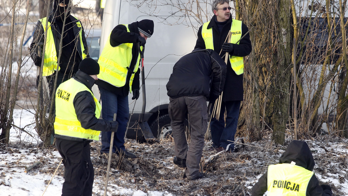 Prowadzone w piątek od rana w Sosnowcu poszukiwania ciała zaginionej półrocznej Magdy nie przyniosły rezultatu. Po południu ze względu na zapadający zmrok, poszukiwania przerwano. Będą wznowione w sobotę rano.