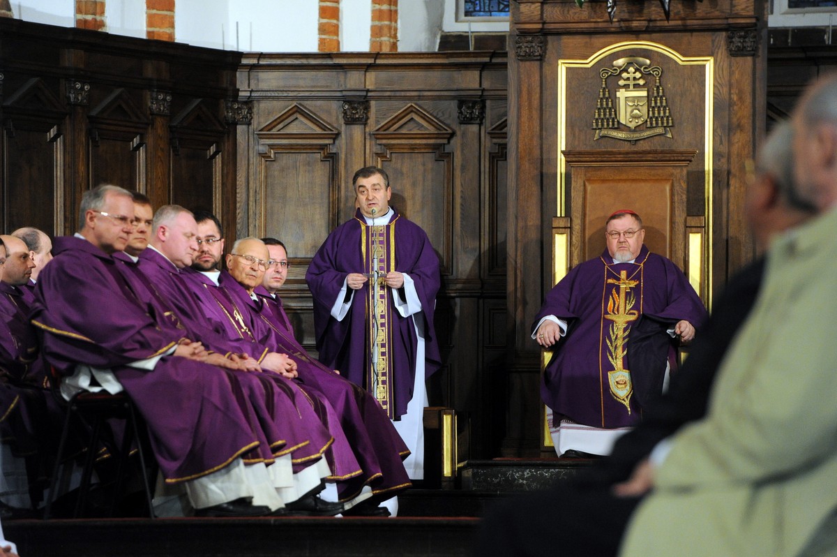 Biskup Antoni Dydycz w czasie mszy w czwartą rocznicę katastrofy smoleńskiej