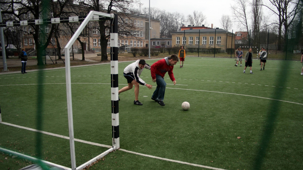 Rodzice mieszkający na osiedlu Sady skarżą się, że ich dzieci nie mogą grać na boisku znajdującym się przy Szkole Podstawowej nr 19 w Kielcach - podaje mmkielce.eu.