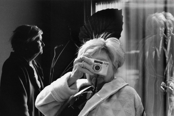 (FOTO, VIDEO) Akoš je baki koja boluje od demencije dao fotoaparat, a ono što je zabeležila u SVOM SVETU ZABORAVA ostaviće vas u suzama