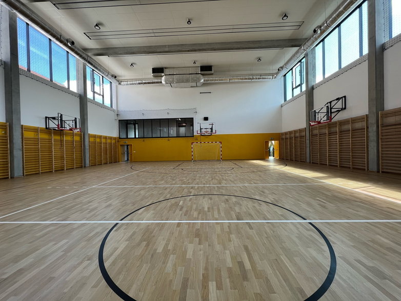 Duża sala do gry w koszykówkę czy siatkówkę