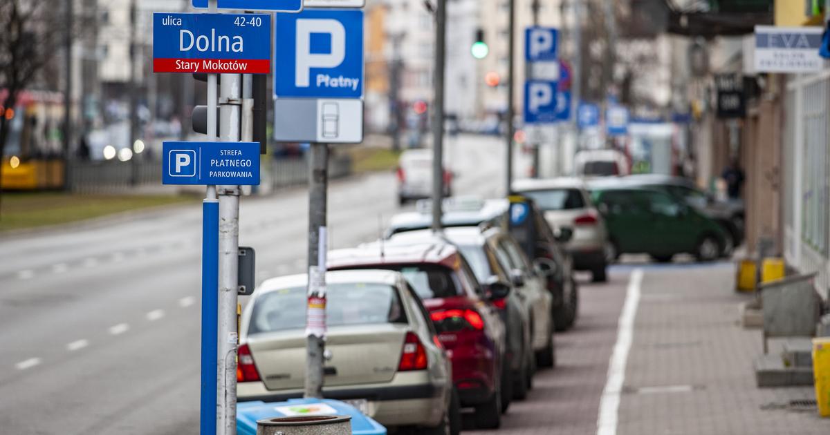 Ile Warszawa zarabia na strefie płatnego parkowania?