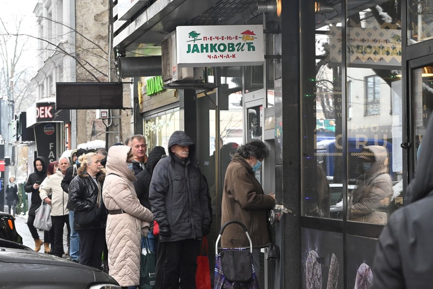 "Došla sam rano, ali je red već bio ogroman. Ovde se ne zakazuje unapred, ko dođe - dođe. Ako nestane, nema pečenja ove godine"