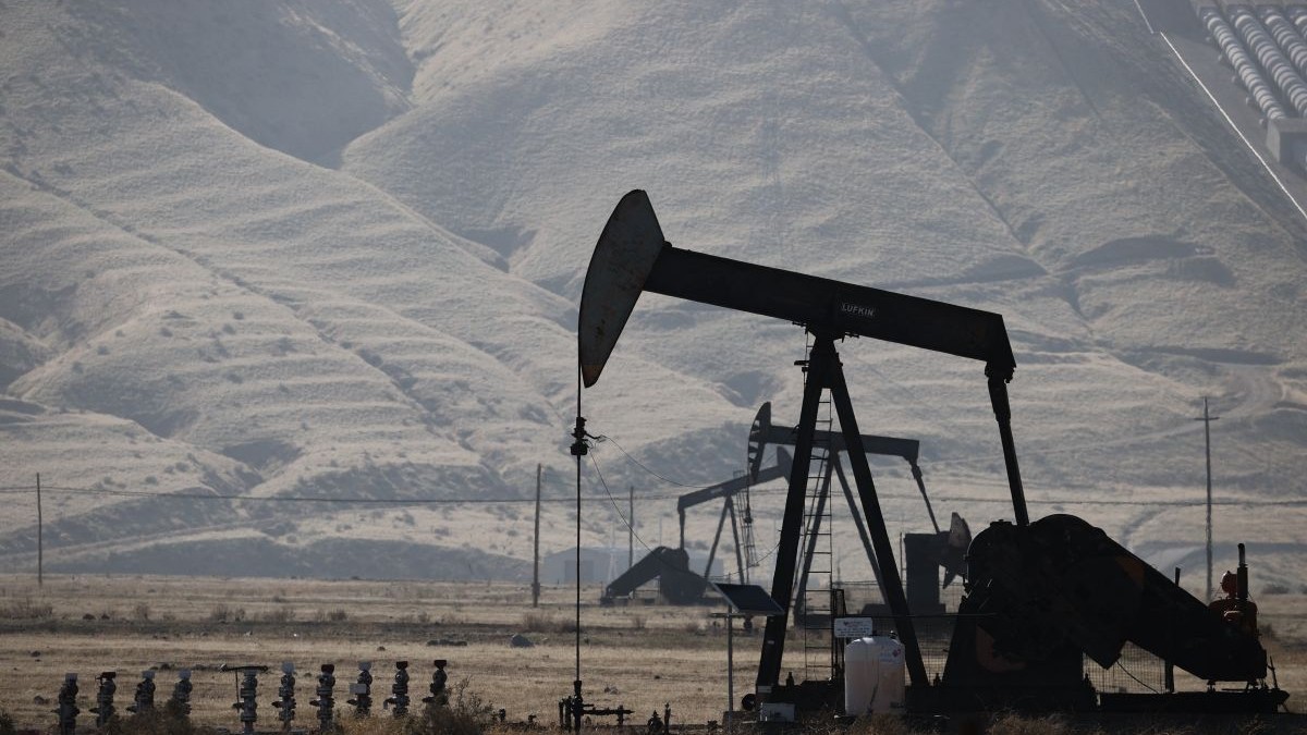 Prețul petrolului a explodat: cotația Brent sare de 111 dolari după atacurile din Golf