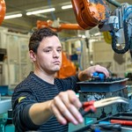 Radnik u fabrici automobila