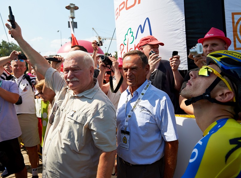 Za plecami byłego prezydenta dostrzec można byłego szefa jego gabinetu i partnera politycznego z czasu prezydentury, Mieczysława Wachowskiego.