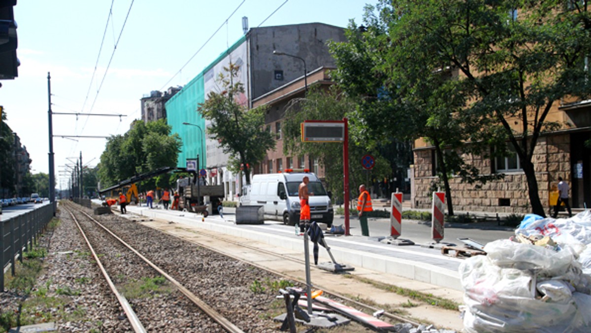 Zgodnie z zapowiedziami łódzkiego magistratu, po dwóch tygodniach prac, od niedzieli ruch tramwajowy powraca na aleję Kościuszki. Remont przystanków na skrzyżowaniu ze zbiegu Struga właśnie dobiega końca. Teraz ma być już tylko lepiej.