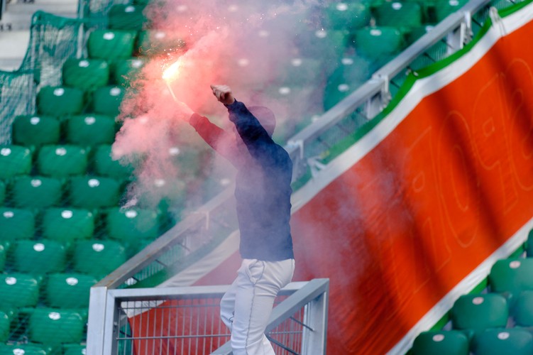 Ochroniarz podpalił na stadionie kibica Zagłębia