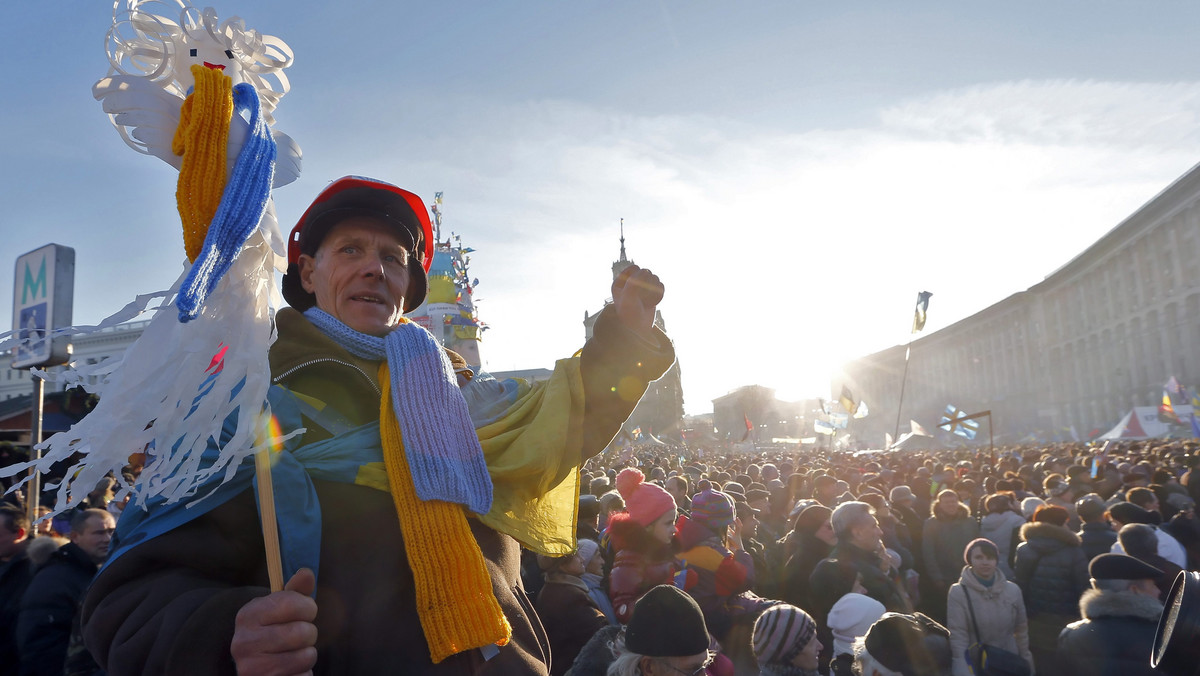 Kilkadziesiąt tysięcy osób zebrało się dziś w Kijowie na kolejnym wiecu opozycji, która domaga się podpisania umowy stowarzyszeniowej z Unią Europejską oraz wcześniejszych wyborów parlamentarnych i prezydenckich.