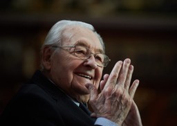 Gdańsk: Księga kondolencyjna i flagi opuszczone do połowy na cześć Wajdy