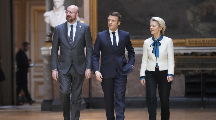 Ursula von der Leyen, az Európai Bizottság elnöke (j), Emmanuel Macron francia elnök (k) és Charles Michel, az Európai Tanács elnöke sajtótájékoztatóra érkezik az Európai Unió tagországai állam- és kormányfőinek az ukrajnai háborúval kapcsolatos intézkedésekkel foglalkozó rendkívüli csúcstalálkozóját követően Versailles-ban. / Fotó: MTI/AP/Michel Euler