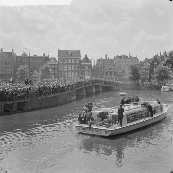 W trakcie swojej wizyty Beatlesi odbyli też wycieczkę po Amsterdamie na pokładzie łodzi. Oczywiście wzdłuż kanałów czekały tłumy... 