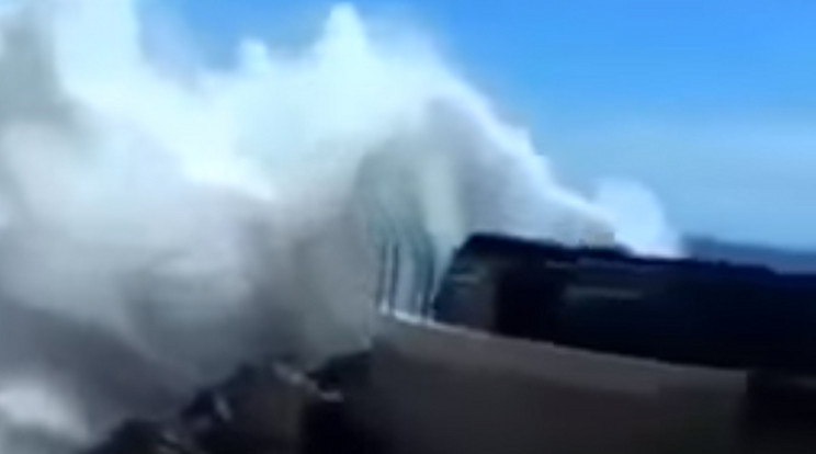 Bali szigetét hatalmas hullámverés támadta meg