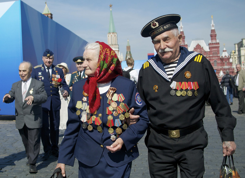 Koncerty, pikniki i wojskowe parady - tak Rosjanie świętują Dzień Zwycięstwa. W 68. rocznicę kapitulacji hitlerowskich Niemiec na ulicach rosyjskich miast tłumy pozdrawiają weteranów. W Moskwie na głównych ulicach można spotkać młodych Rosjan wręczających kwiaty weteranom II wojny światowej. "Oni walczyli o to, żebyśmy mogli żyć w wolnym kraju" - tłumaczą młodzi ludzie.