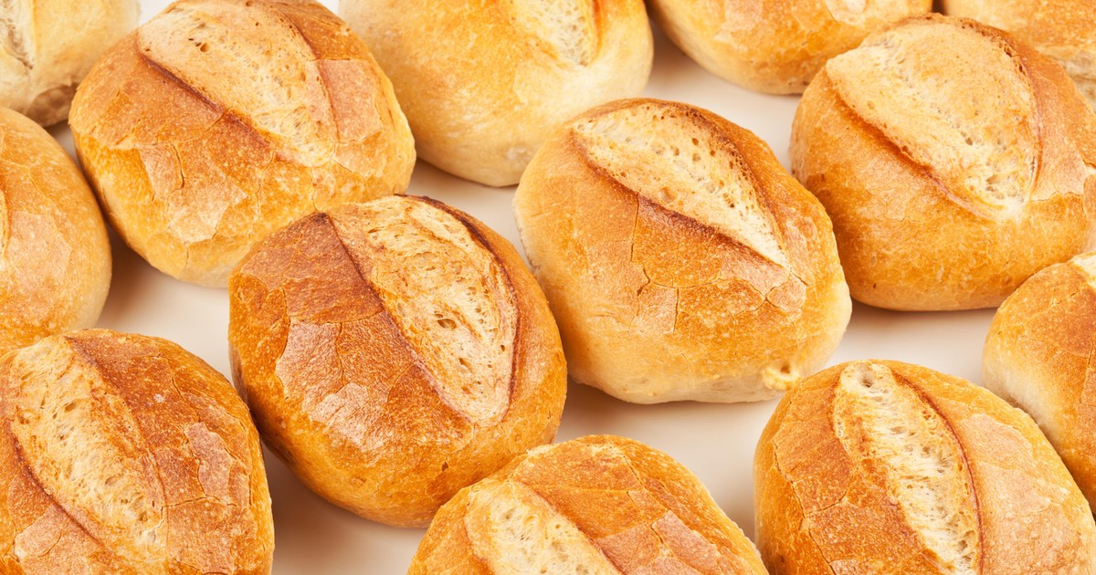 16-latek chciał kupić bułki. Pomylił się przy kasie. Policja zakuła go w kajdanki