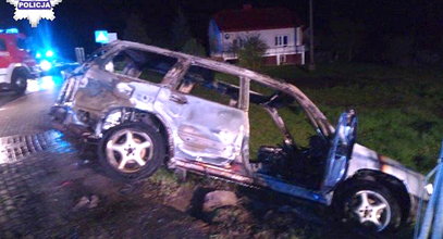 Szokujące zachowanie kierowcy pod Tomaszowem Lubelskim. Wysiadł z auta i sięgnął po benzynę i spalił auto!