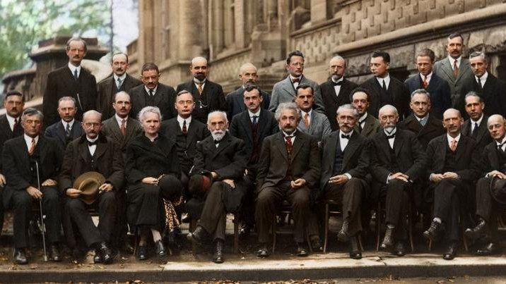 Najwięksi fizycy XX wieku, m.in. Maria Skłodowska-Curie, Albert Einstein, Niels Bohr
