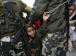 Kolorowa pielgrzymka pod osłoną karabinów. Świetny fotoreportaż