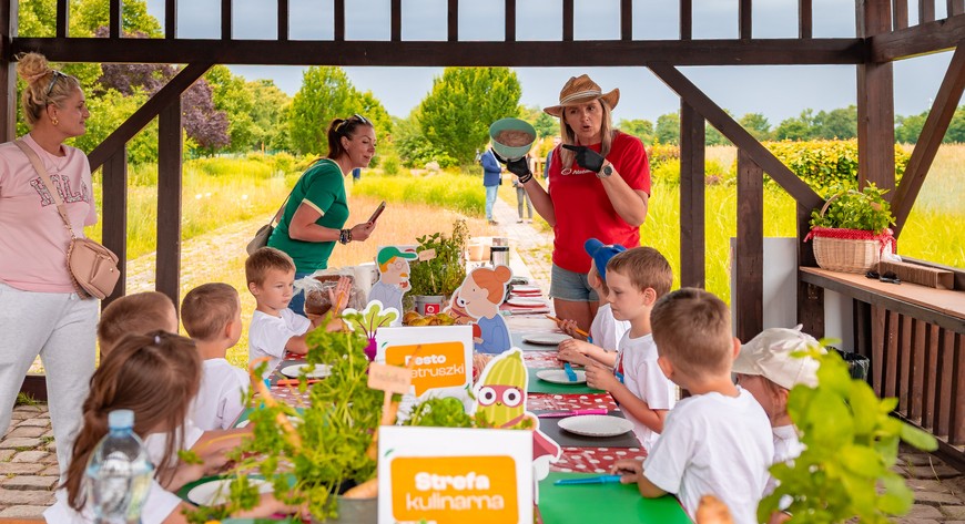 Strefa Edukacyjna to żywa klasa pod gołym niebem. Miejsce, gdzie dzieci mogą ubrudzić ręce ziemią, nakarmić zwierzęta, zerwać własne warzywa i odkryć, że jedzenie nie bierze się z lodówki...