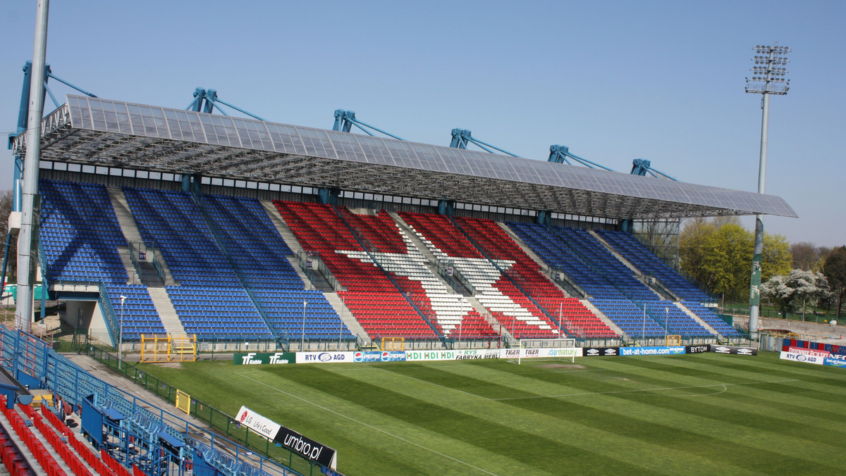 Do ostatniej chwili będą trwać gorączkowe prace na krakowskim stadionie przy Reymonta przed meczem Polska - Australia. Dla kibiców przygotowano 19 tysięcy biletów na dwie otwarte trybuny.