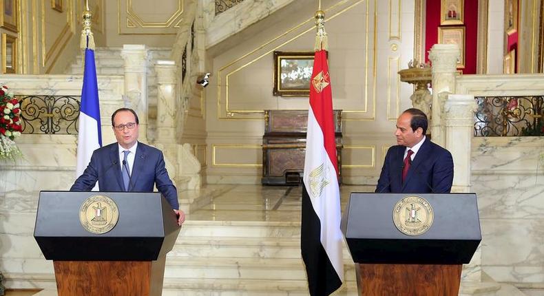 Egyptian President Abdel Fattah al-Sisi (R) and his French counterpart Francois Hollande attend a news conference following their meeting at al-Quba Presidential Palace, in Cairo, Egypt April 17, 2016 in this handout picture courtesy of the Egyptian Presidency. Picture taken April 17, 2016. 