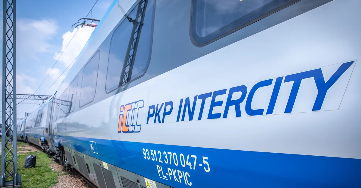 Samochód spadł z wiaduktu na tory. Następnie w auto uderzył pociąg