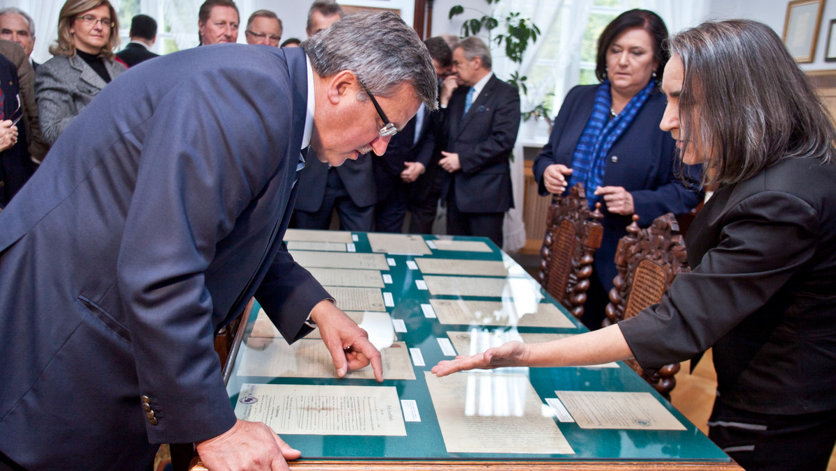 Prezydent Bronisław Komorowski z małżonką odwiedzili w niedzielę Muzeum Józefa Ignacego Kraszewskiego w Romanowie na Lubelszczyźnie. Prezydent przekazał muzeum pamiątki związane z rodziną Kraszewskich.