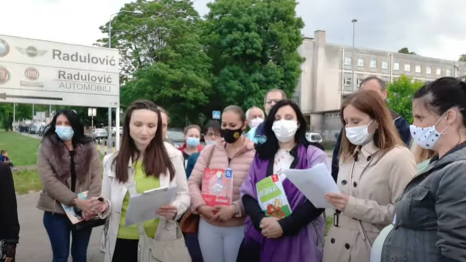 Direktorka osnovne škole u Beogradu preti roditeljima krivičnim prijavama jer žele besplatne udžbenike za decu