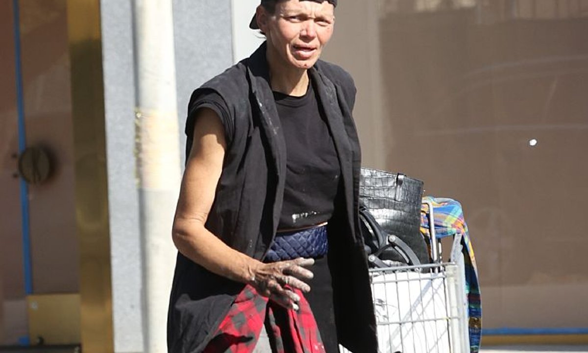 Loni Willison przyłapana na ulicach Los Angeles. Była modelka przeszukiwała śmietnik