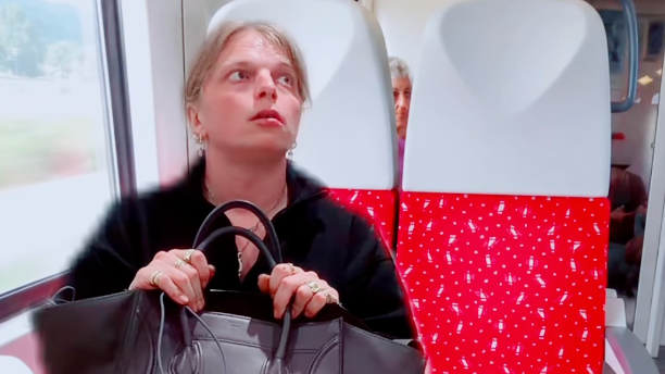 Americká dvojníčka Fica Gwen McMullen si uťahuje zo slovenských vlakov.