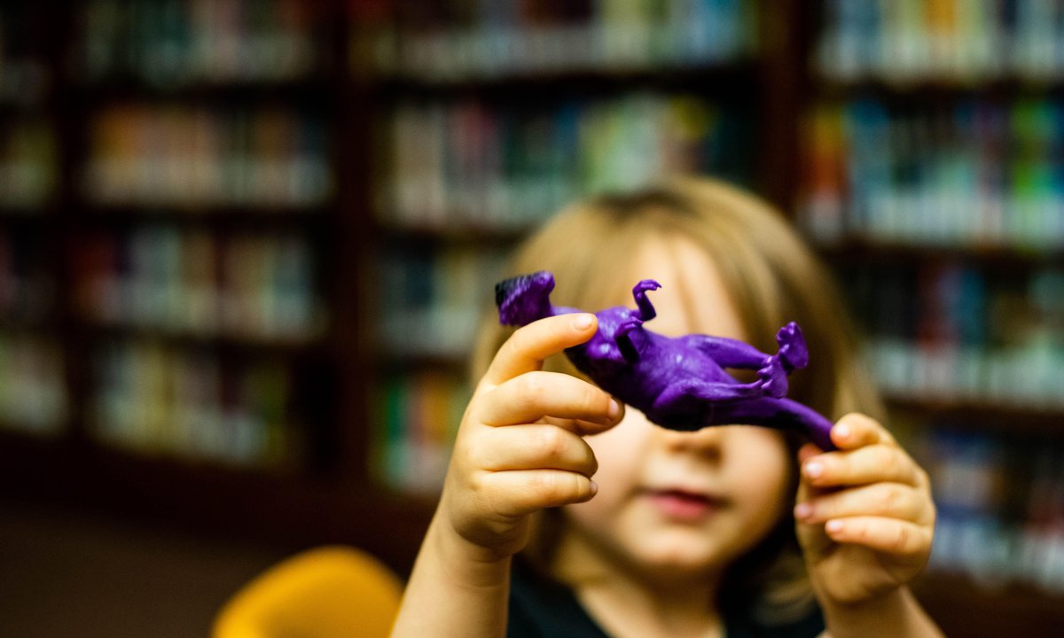 Dlaczego dzieci tak lubią dinozaury? Psycholog rozwojowy tłumaczy