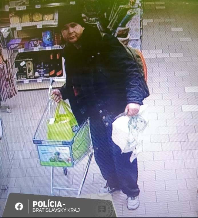 Polícia pátra po páchateľovi piatkového incidentu v potravinách v Bratislave.