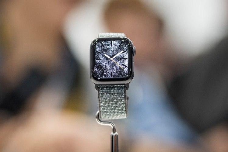 Nowy inteligentny zegarek Apple'a ma działać bez użycia aplikacji. Jedyną z nich ma być tarcza zegarka, która będzie na tyle rozbudowana, że pomieści większość informacji, z których korzystamy na co dzień. Znajdą się tam między innymi pomiary geolokalizacji, miejsca i godziny. Najsilniejszą stroną produktu mają być funkcje 'fitness' i 'zdrowe'. Mówiąc w skrócie - AW będzie sprawnie monitorował nasze funkcje życiowe (m. in. analizował pracę serca i mierzył puls).

Na fot. Apple Watch series 4