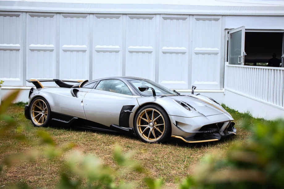 Pagani Huayra Tempesta. Przy jednym z egzemplarzy tego super drogiego samochodu Calvin Lo „pozwolił” się sfotografować na ulicy w Hongkongu. Niestety, auto wcale nie należało do niego.