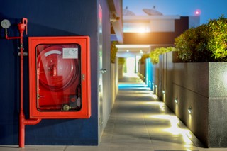 Ochrona przeciwpożarowa. Jakie obowiązki ma właściciel budynku lub terenu?