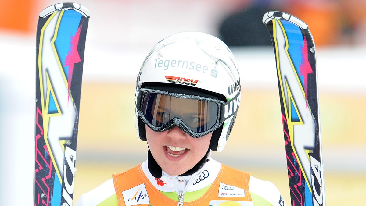 Viktoria RebensbViktoria Rebensburg wygrała slalom gigant alpejskiego Pucharu Świata w czeskiej miejscowości Spindlerovy Mlyn. Niemka uzyskała czas dwóch przejazdów 2.15,22. Druga, ze stratą 1,26 s, była Włoszka Denise Karbon, a trzecia Amerykanka Lindsey Vonn - 1,45 s.