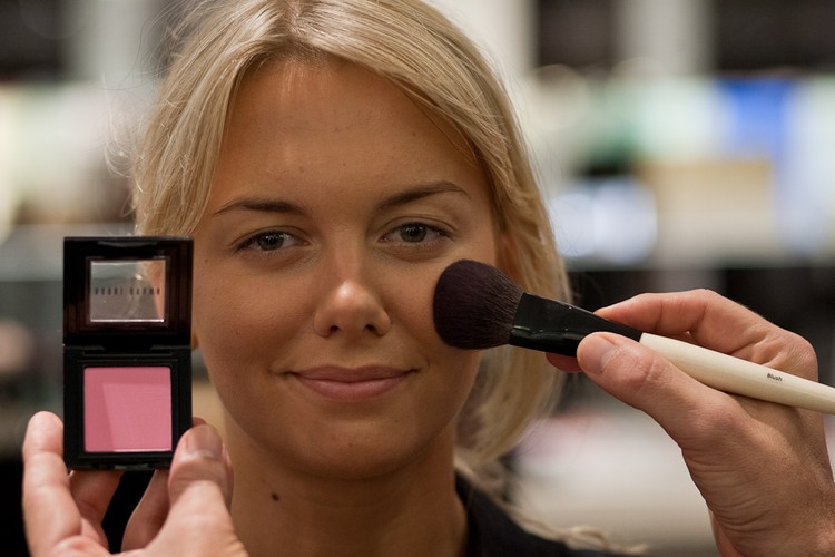 Róż to podstawa młodzieńczego wyglądu. Ten kosmetyk nie modeluje kształtu twarzy, ale podkreśla jej naturalność i zdrowy wygląd. Każda kobieta powinna indywidualnie dobrać swój odcień różu, dostosowany do jej naturalnego rumieńca. Nakładając róż, należy pamiętać, że aplikowanie go „w dół” twarzy zły efekt. Aby ułatwić sobie zadanie, można się uśmiechnąć. Wtedy naturalnie uwypuklą się miejsca, które należy musnąć pędzlem.