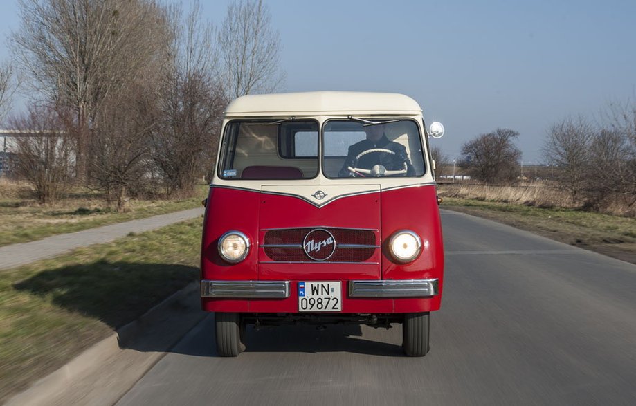 Charakterystyczny płaski "pysk" pierwszej Nysy jest dzisiaj niespotykany na drogach. Kiedyś był to nieodłączny element motoryzacyjnego krajobrazu Polski