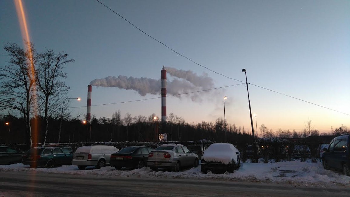 Wczoraj stany alarmowe oraz stany, w których obowiązkowe jest poinformowanie mieszkańców o możliwym zagrożeniu, występowały w Radomsku, Piotrkowie i Pabianicach. Wojewódzki Inspektorat Ochrony Środowiska kolejny dzień ostrzega - nie wychodźmy z domów!