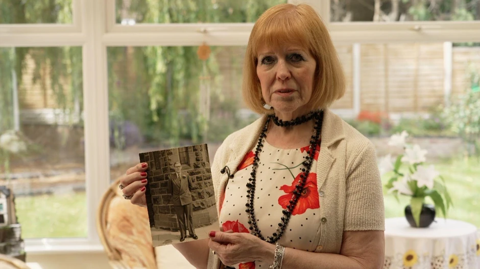 Patriša Meklur, jedna od malobrojnih preostalih Entonijevih rođaka, drži fotografiju rođaka koji joj je bio kao „stariji brat“ | Foto: BBC