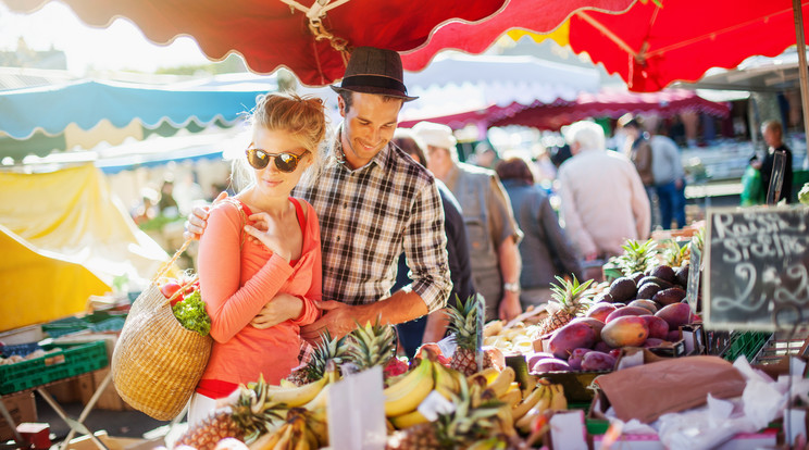 Roskadoznak a friss gyümölcsöktől a piacok pultjai / Fotó: Shutterstock