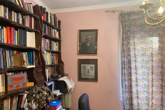 POZNATI SRBIN JE ŽIVEO SA 60 GODINA MLAĐOM U LUKS STANU U CENTRU BEOGRADA Ona ga pitala za INTIMNE ŽURKE: U njegovoj spavaćoj sobi ogledalo na plafonu iznad kreveta