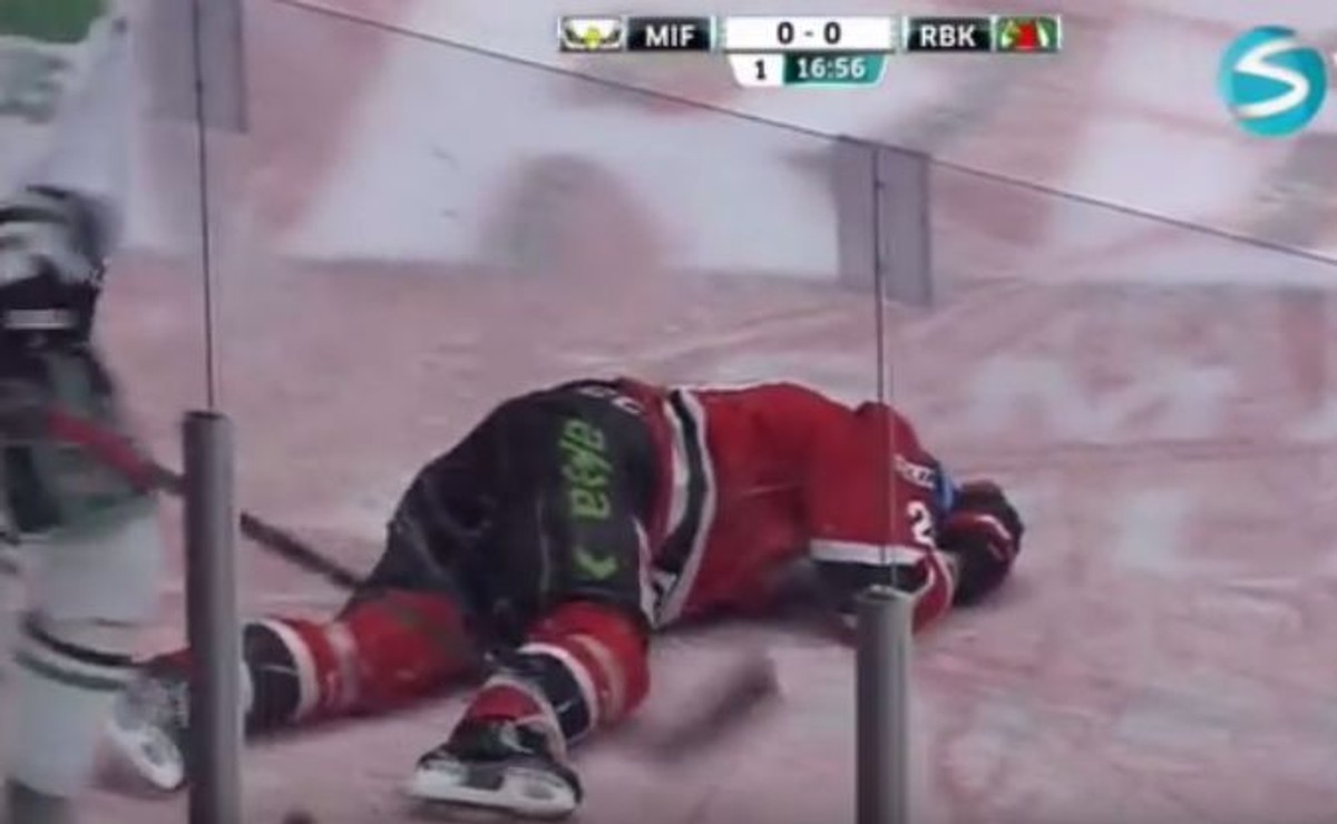 Za ten faul brutalny faul hokeiście grożą dwa lata więzienia
