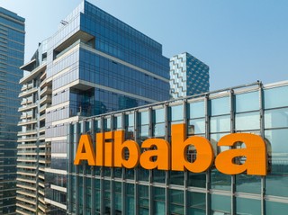 Alibaba szturchany z dwóch stron. W grę wchodzą setki miliardów dolarów