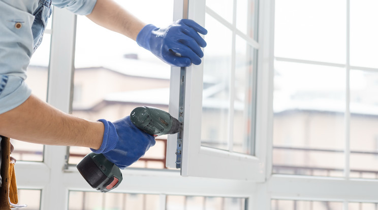 Egy ablakcserével sokat spórolhatunk a fűtési szezonban. Ma már nem kell tavaszig várni a munkálatokkal, -8 fokig elvégezhető a csere / Fotó: Shutterstock